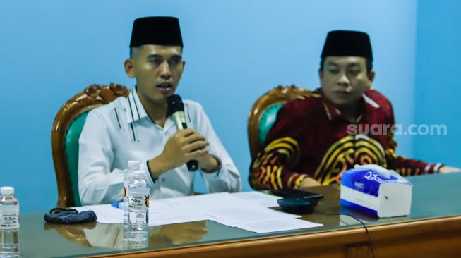 Ketua Komisi Fatwa MUI Asrorun Niam Soleh (kiri) saat memberikan keterangan pers terkait fatwa kurban ditengah wabah PMK di Gedung MUI Pusat, Jakarta Pusat, Selasa (31/5/2022). [Suara.com/Alfian Winanto]