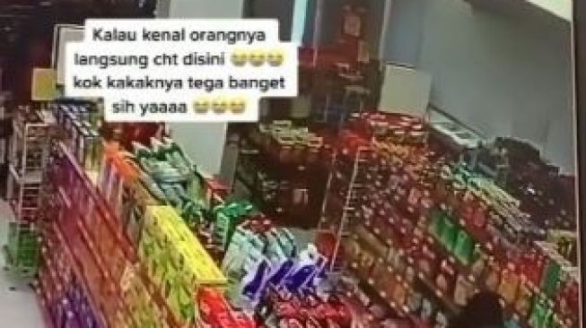 Ibu-ibu Curi Susu Formula Terekam CCTV, Dikempiskan Dan Dimasukkan Baju