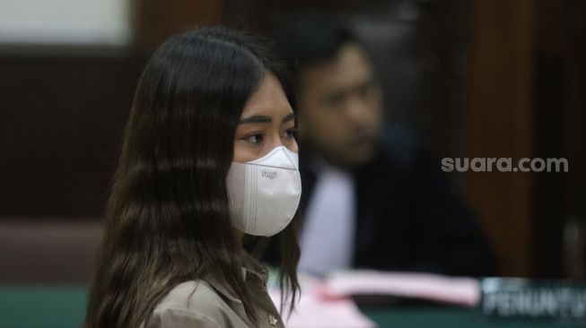 Selebgram Ayu Thalia menjalani sidang lanjutan kasus dugaan pencemaran nama baik terhadap Nicholas Sean dengan beragendakan pembacaan putusan sela di Pengadilan Negeri Jakarta Utara, Selasa (31/5/2022). [Suara.com/Angga Budhiyanto]