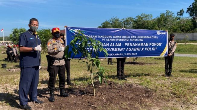 Asabri Gelontorkan Puluhan Juta untuk Penanaman Pohon di Area SPN Polda Riau