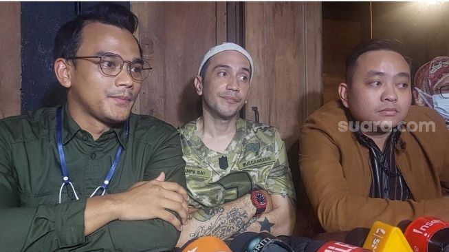 Gary Iskak melakukan konferensi pers bersama dua orang pengacaranya, Selasa (31/5/2022) terkait kasus narkoba. [Adiyoga Priyambodo/Suara.com]