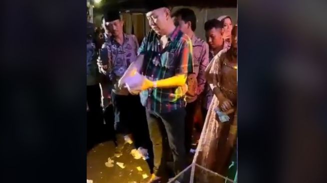 Viral Pria di Madura Beri Uang Bergepok-gepok di Nikahan Pasangan Pengantin Ini