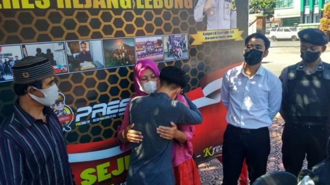 Anak Curi Ponsel Ibu Kandung Dibebaskan, Sujud Minta Ampun