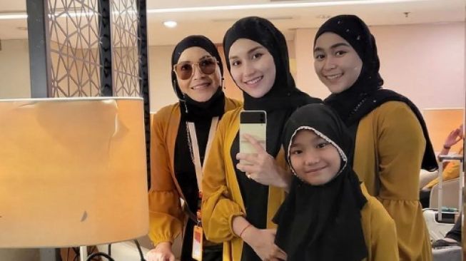 Momen Ayu Ting Ting Berangkat Umrah (Instagram/ayutingting92)