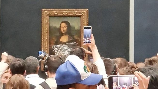Lukisan Mona Lisa Kembali Jadi Sasaran Vandalisme, Kali Ini Dilempari Kue