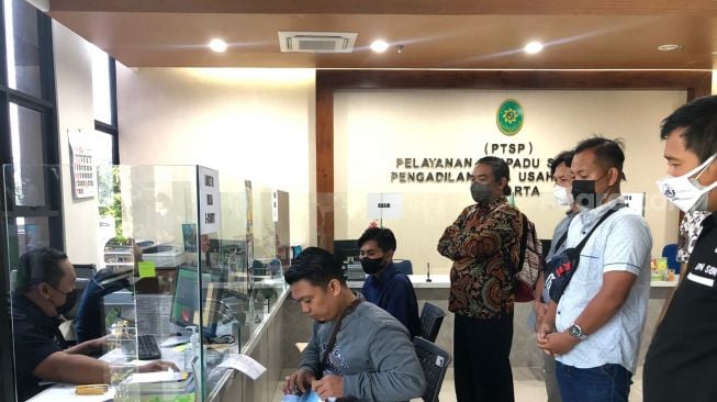 Tiga mantan Anak Buah Kapal (ABK) Indonesia yang pernah bekerja di kapal penangkap ikan berbendera asing menggugat Presiden Joko Widodo ke Pengadilan Tata Usaha Negara (PTUN) Jakarta, Selasa (31/5/2022). (Suara.com/Stefanus Aranditio)