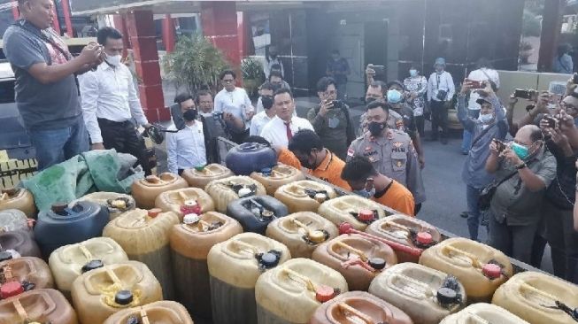 Tertangkap Tangan Timbun Solar 1,4 Ton untuk Dijual, Tiga Warga Karimun Diamankan Polisi