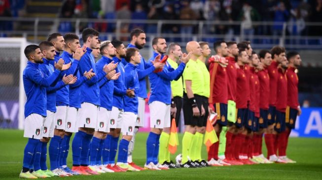 Para pemain Timnas Italia (jaket biru). [FRANCK FIFE / AFP]