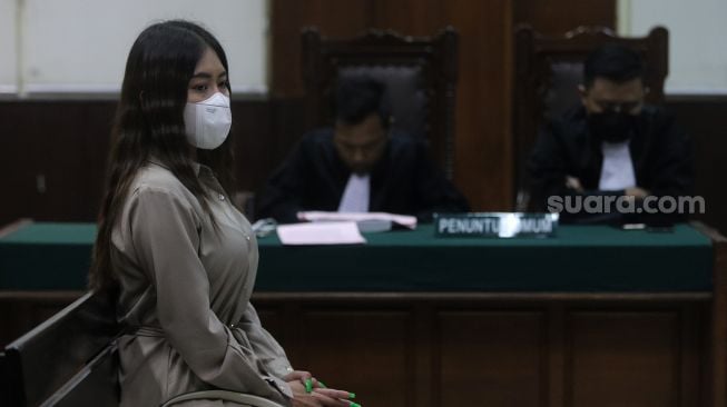 Selebgram Ayu Thalia menjalani sidang lanjutan kasus dugaan pencemaran nama baik terhadap Nicholas Sean dengan beragendakan pembacaan putusan sela di Pengadilan Negeri Jakarta Utara, Selasa (31/5/2022). [Suara.com/Angga Budhiyanto]