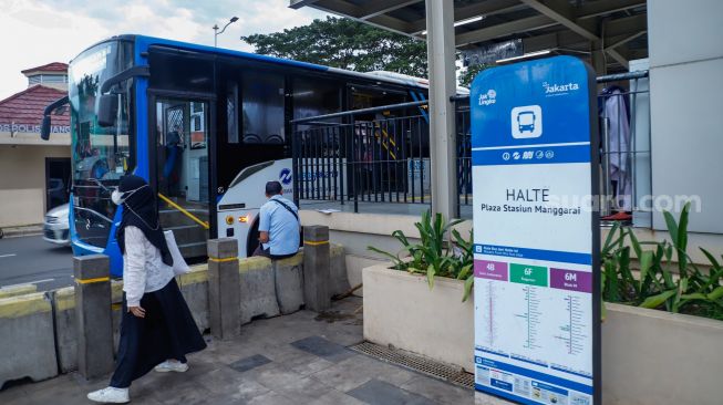 Bus Transjakarta menunggu penumpang di Plaza Stasiun Manggarai, Jakarta Selatan, Selasa (31/5/2022). [Suara.com/Alfian Winanto]