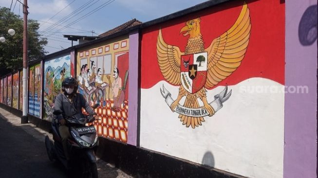 Rawat Keberagaman, Seniman Muntilan Kreasikan Mural Wayang Pancasila