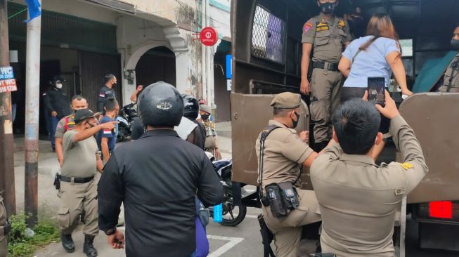Panti Pijat Plus-plus Berkedok Warung Kopi di Padang Digerebek, 3 Perempuan Tertangkap Sedang Layani Pria