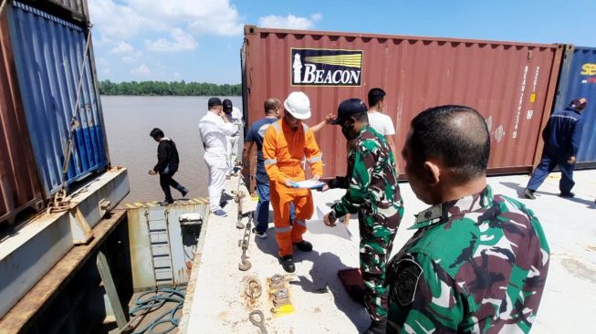 Dokumen Bermasalah, Kapal Pengangkut Puluhan Kontainer di Perairan Sungai Kapuas Diamankan