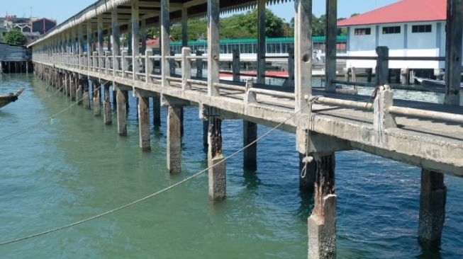 Sudah Keropos, Tiang Penyangga Dermaga Pulau Penyengat Tak Kunjung Diperbaiki Sejak Dibangun 1998