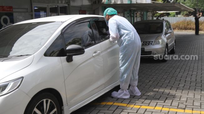 Petugas kesehatan melakukan swab PCR kepada warga di kawasan Cilandak, Jakarta Selatan, Selasa (31/5/2022). [Suara.com/Alfian Winanto]