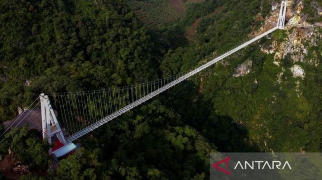 Menantang, Melewati Jembatan Kaca Gantung di Atas Ngarai Vietnam