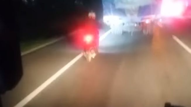 Tanpa Beban, Pengendara Motor Jalan Nyantai di Tol Jakarta-Cikampek, Sanksi Apa yang Bakal Diterima Pelaku?