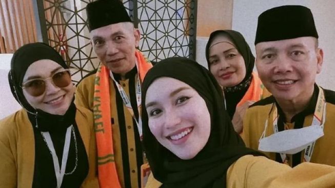 Momen Ayu Ting Ting Berangkat Umrah (Instagram/ayutingting92)