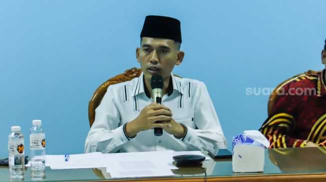 Ketua Komisi Fatwa MUI Asrorun Niam Soleh saat memberikan keterangan pers terkait fatwa kurban ditengah wabah PMK di Gedung MUI Pusat, Jakarta Pusat, Selasa (31/5/2022). [Suara.com/Alfian Winanto]