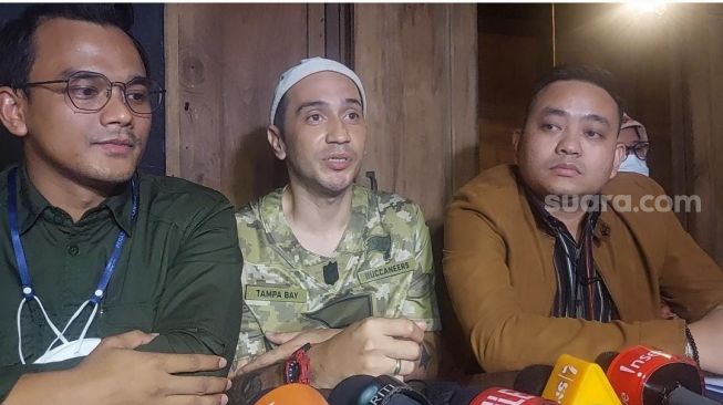 Gary Iskak melakukan konferensi pers bersama dua orang pengacaranya, Selasa (31/5/2022) terkait kasus narkoba. [Adiyoga Priyambodo/Suara.com]