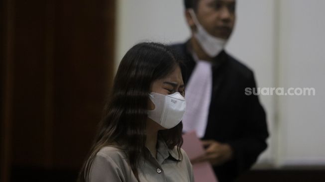 Selebgram Ayu Thalia menjalani sidang lanjutan kasus dugaan pencemaran nama baik terhadap Nicholas Sean dengan beragendakan pembacaan putusan sela di Pengadilan Negeri Jakarta Utara, Selasa (31/5/2022). [Suara.com/Angga Budhiyanto]