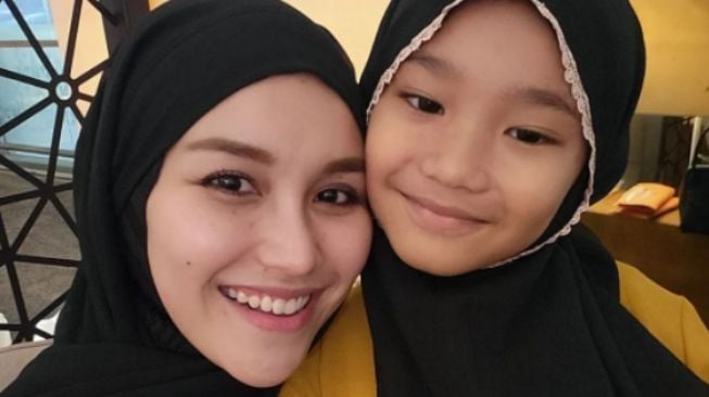 Kondisi Terkini Ayu Ting Ting di Mekkah, Sempat Sakit hingga Muntah