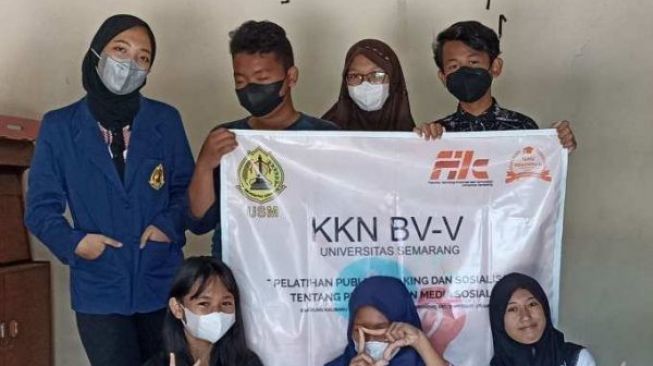 Mahasiswa KKN USM Sosialisasi Penggunaan Medsos dan Public Speaking