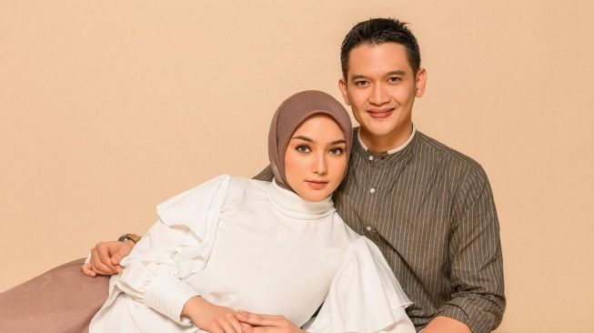 4 Artis Tetap Menerima Suami Meski Punya Anak di Luar Nikah