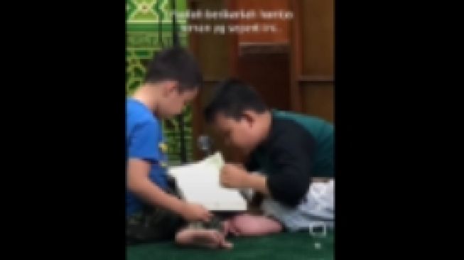 Terekam Ngaji Bareng di Masjid, Pertemanan Dua Bocah Ini Buat Salut Netizen