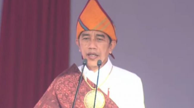 Jokowi pakai baju adat Ende saat pimpin upacara Hari Kesaktian Pancasila 2022. (Foto: bidik layar video)