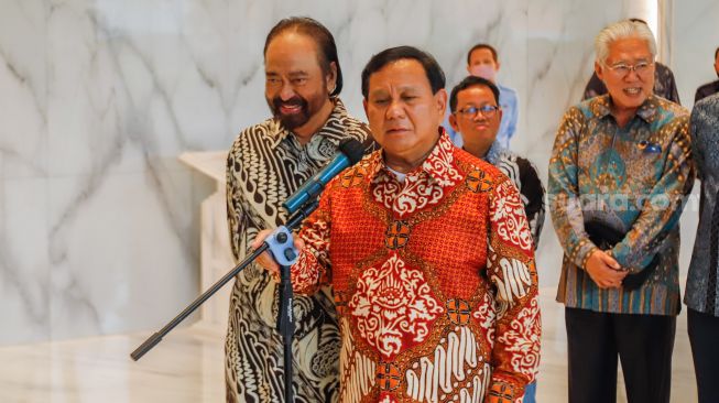 Ketua Umum Partai Gerindra Prabowo Subianto dan Ketua Umum Partai NasDem (Nasional Demokrat) Surya Paloh memberikan keterangan perz usai menggelar pertemuan di Kantor DPP Partai NasDem, Jakarta Pusat, Rabu (1/6/2022). [Suara.com/Alfian Winanto]