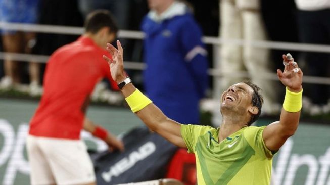 Petenis Spanyol Rafael Nadal merayakan kemenangannya atas petenis Serbia Novak Djokovic pada laga turnamen tenis Prancis Terbuka di Roland Garros, Paris, Prancis (1/6/2022). Nadal melaju ke babak semifinal setelah menang dengan skor 6-2, 4-6, 6-2, 7-6.ANTARA FOTO/REUTERS/Yves Herman/aww.
