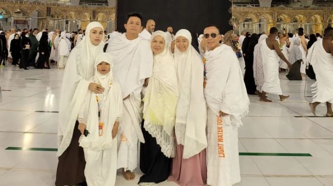 Potret ibu Ayu Ting Ting saat umrah (Instagram/@mom_ayting92_)