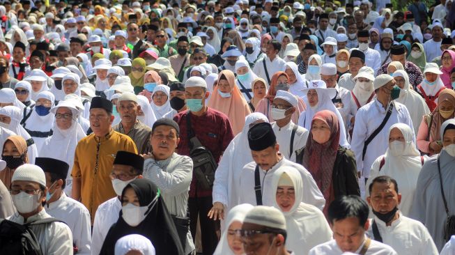 Sejumlah jamaah calon haji melakukan manasik haji di Lapangan Tegar Beriman, Cibinong, Kabupaten Bogor, Jawa Barat, Rabu (1/6/2022).  ANTARA FOTO/Yulius Satria Wijaya