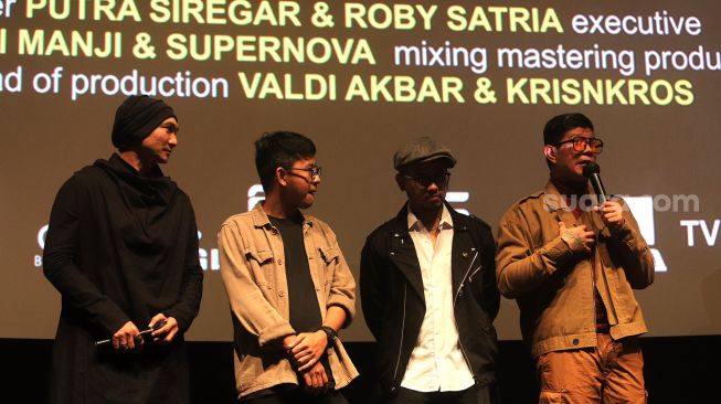 Penyanyi Anji (kiri) dan Andika Mahesa (kanan) memberikan sambutan saat acara rilis music video "Terhukum Rindu" di Epicentrum XXI, Jakarta, Rabu (1/6/2022). [Suara.com/Angga Budhiyanto]