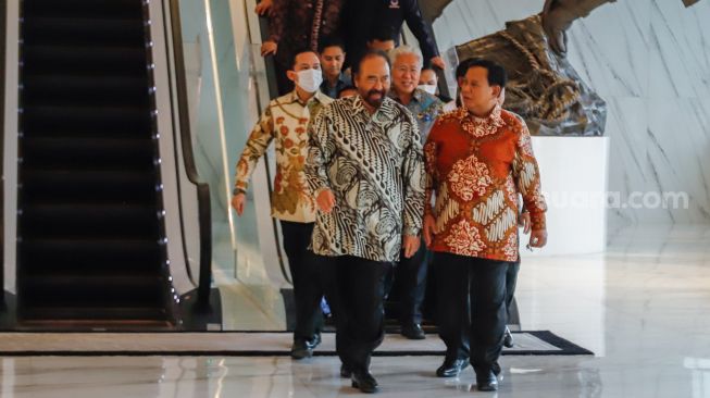 Ketua Umum Partai Gerindra Prabowo Subianto dan Ketua Umum Partai NasDem (Nasional Demokrat) Surya Paloh berjalan bersama usai menggelar pertemuan di Kantor DPP Partai NasDem, Jakarta Pusat, Rabu (1/6/2022).  [Suara.com/Alfian Winanto]