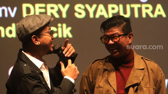 Penyanyi Andika Mahesa (kanan) ditemui saat acara rilis music video "Terhukum Rindu" di Epicentrum XXI, Jakarta, Rabu (1/6/2022). [Suara.com/Angga Budhiyanto]