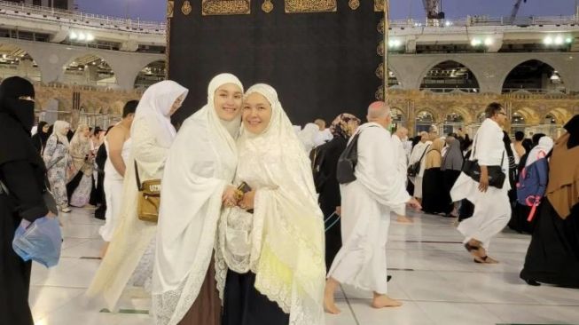 Potret ibu Ayu Ting Ting saat umrah. (Instagram/mom_ayting92_)