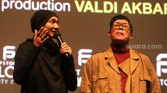 Penyanyi Anji (kiri) dan Andika Mahesa memberikan sambutan saat acara rilis music video "Terhukum Rindu" di Epicentrum XXI, Jakarta, Rabu (1/6/2022). [Suara.com/Angga Budhiyanto]