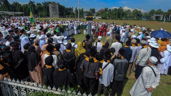 Sejumlah jamaah calon haji melakukan manasik haji di Lapangan Tegar Beriman, Cibinong, Kabupaten Bogor, Jawa Barat, Rabu (1/6/2022).  ANTARA FOTO/Yulius Satria Wijaya