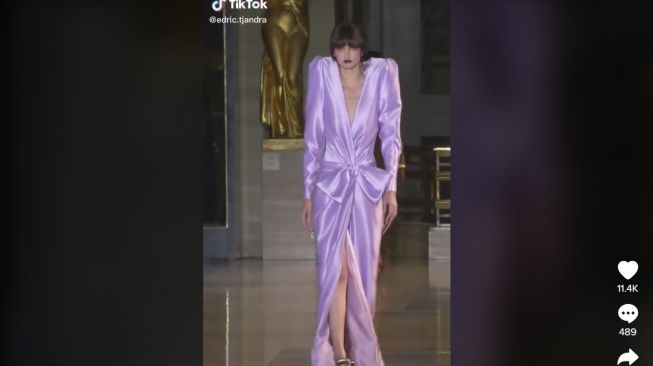 Gaya busana yang unik di Paris Fashion Week 2022