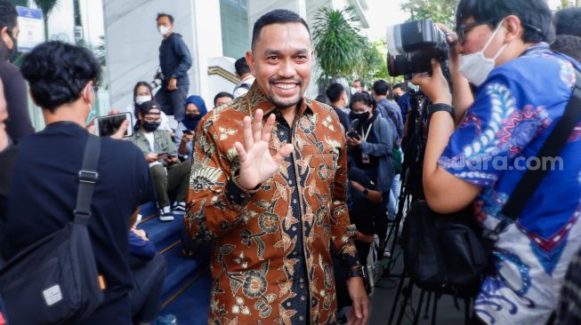 Bantah Selingkuh dengan Terdakwa Kasus ITE, Ahmad Sahroni sampai Bandingkan Parasnya dengan ART