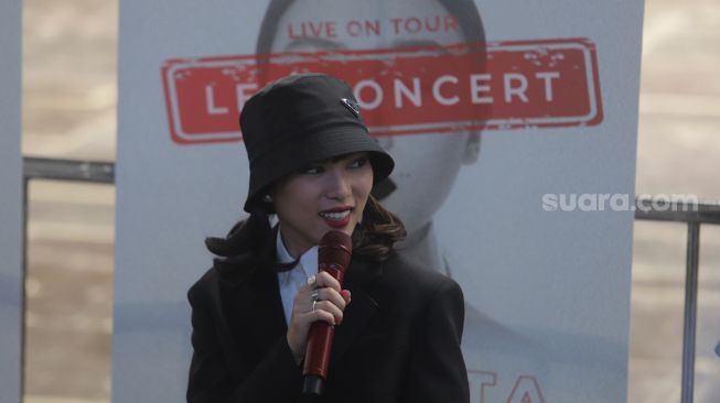 Penyanyi Isyana Sarasvati memberikan keterangan pers "Lexiconcert Live on Tour" di Hall Basketball, Komplek Gelora Bung Karno, Jakarta, Rabu (1/6/2022). [Suara.com/Angga Budhiyanto]