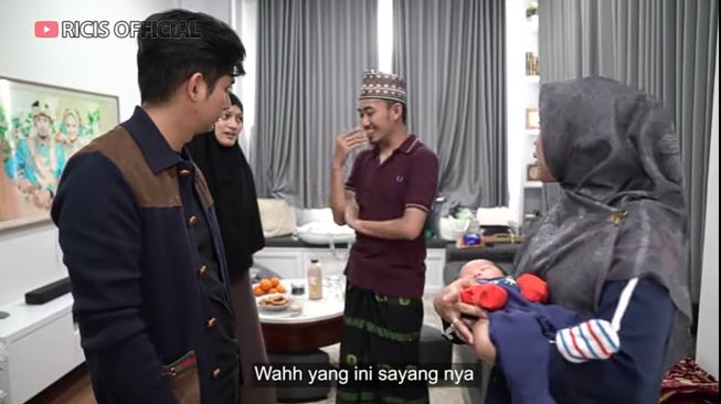 Keluarga Ria Ricis dan ustaz Syam (YouTube/Ricis Official)