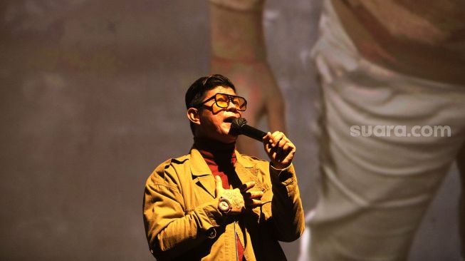 Penyanyi Andika Mahesa tampil dalam acara rilis music video "Terhukum Rindu" di Epicentrum XXI, Jakarta, Rabu (1/6/2022). [Suara.com/Angga Budhiyanto]