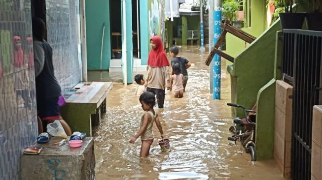 Warga Kebon Pala Jaktim Mulai Bersihkan Lumpur Akibat Banjir Kiriman dari Bogor