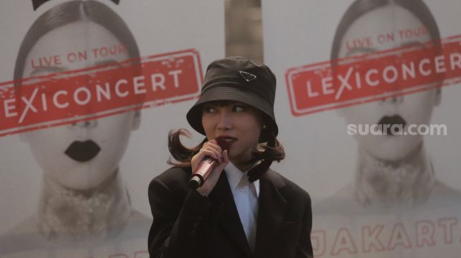 Penyanyi Isyana Sarasvati memberikan keterangan pers "Lexiconcert Live on Tour" di Hall Basketball, Komplek Gelora Bung Karno, Jakarta, Rabu (1/6/2022). [Suara.com/Angga Budhiyanto]