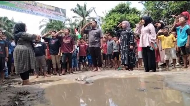 Peringatan Hari Lahir Pancasila, Warga di Asahan Kibarkan Bendera di Jalan Rusak