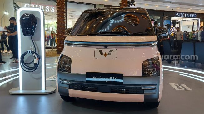 Wuling Motors (Wuling) pada Rabu (1/6/2022)  menampilkan kendaraan listriknya di acara pre-launch Wuling EV "Electrify Your World" [Suara.com/Manuel Jeghesta Nainggolan].