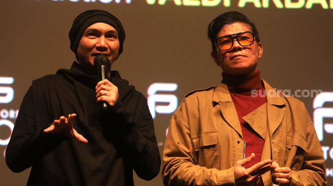 Penyanyi Anji (kiri) dan Andika Mahesa memberikan sambutan saat acara rilis music video "Terhukum Rindu" di Epicentrum XXI, Jakarta, Rabu (1/6/2022). [Suara.com/Angga Budhiyanto]